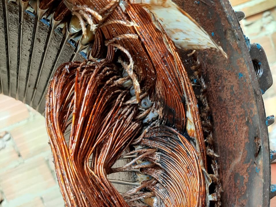Rebobinamento de motor elétrico com fios de cobre